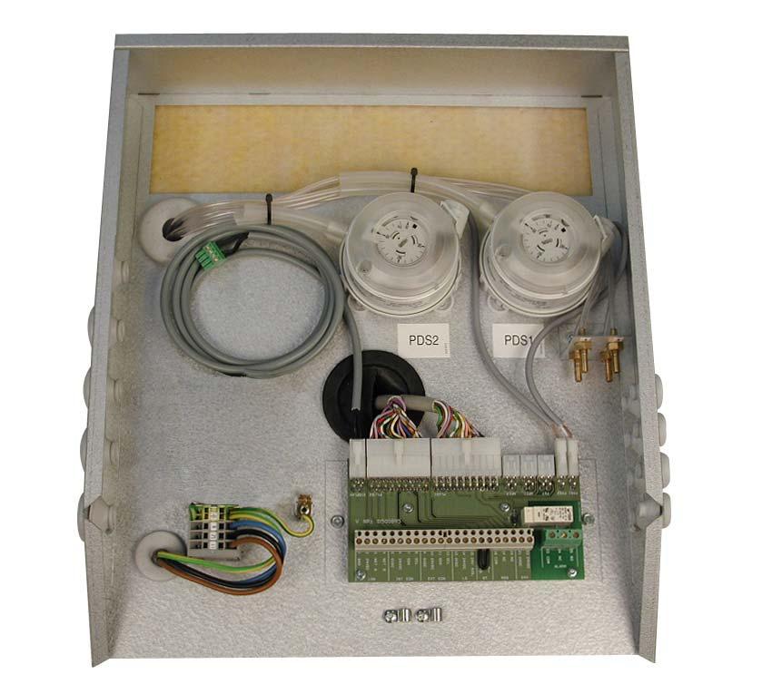 El-Installation 4.3 Anschlußkasten 4.3.1 Bauteile im Anschlußkasten Übersicht Filterwächter für Abluft (PDS2) Filterwächter für Außenluft (PDS1) Kabel einschl.