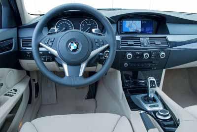 Der BMW überzeugt im Innenraum mit ausgezeichneter Materialund Verarbeitungsqualität.
