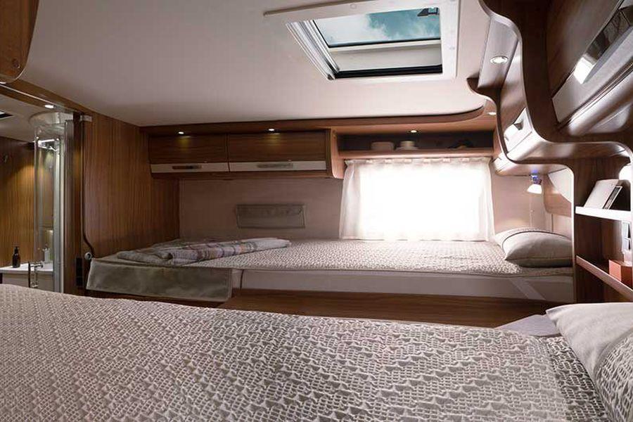 Viel Kopffreiheit Die Einzelbetten in der Hymermobil B-Klasse PremiumLine 778