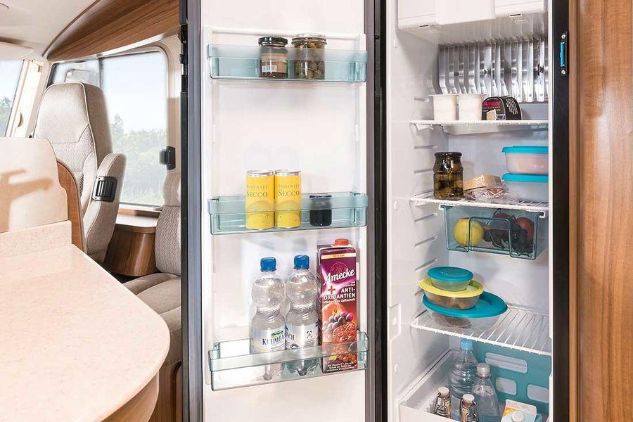 Sehr praktisch in der neuen Luxus-Gourmetküche ist der praktische Küchengeräteauszug ideal zum Verstauen der verschiedensten Küchengeräte im Hymermobil B-Klasse PremiumLine.