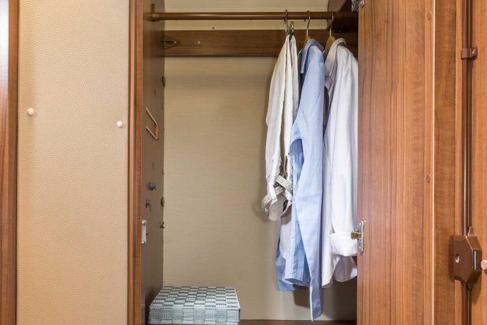 Kleiderschrank Badschrank Einzigartig: Einen Kleiderschrank mit einer Breite von 70 cm