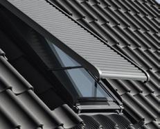 Befestigung des Solarpanels des Solarfensters oder des Solar-Nachrüst- Sets auf dem Topkasten des VELUX INTEGRA Solar-Rollladens M04/Y65 oder Solar-Markise ab Größe P04/Y65.
