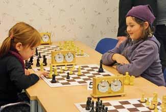 Spielerisch und mit viel Spaß ler-. nen die Schülerinnen und Schüler. Regeln einzuhalten. Schach steigert dazu den Erwerb und den Grad persön.