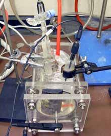 Im Labor von Prof. Dr. Stockert entstandene Aufnahme einer elektrochemischen Zelle mit einer Stahlprobe, einer Gegenund einer Referenzelektrode.