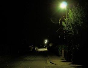 Die beiden Bilder zeigen den Unterschied: Links die optimale und gleichmäßige Beleuchtung der Straße und rechts die Simulation von zu großen Hell-Dunkel-Unterschieden. 3.