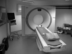 Welche Diagnosemöglichkeiten gibt es? 21 einem Röntgentisch und wird zur Untersuchung mit dem Kopf in eine Art große Trommel geschoben.