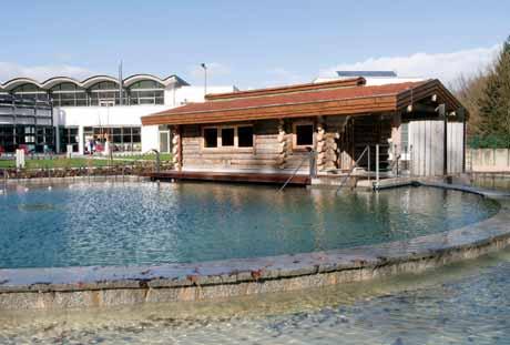 Neuer Sauna Garten Seesauna Quelle mit Bachlauf Blick auf den SaunaPark Pure Entspannung bietet zudem der um einen Saunagarten erweiterte Saunapark, der seit dem 23. Februar 2008 eröffnet ist.