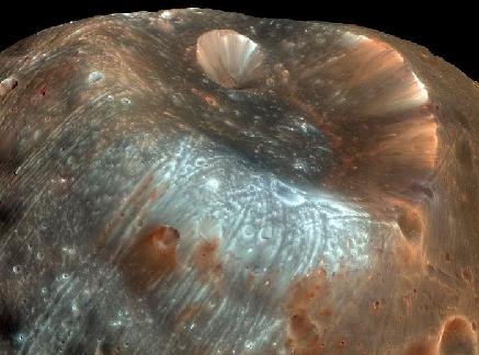 Phobos weniger als 6000 km von der Marsoberfläche entfernt benötigt für einen Umlauf nur 7 Stunden, 39 Minuten und 12 Sekunden größter auffälliger Krater: Stickney 7 der Abstand reduziert sich in