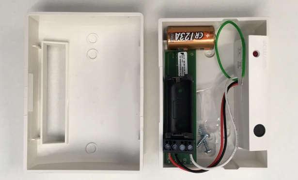 1 Zum Produkt Der akustische Glasbruchmelder ist ein Sensor, der brechendes Glas sofort registriert und zuverlässig meldet. Er wird dementsprechend in der Nähe von Scheiben und Fenstern installiert.