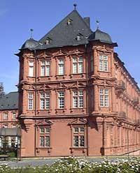 Was geschah Anno Domini... II Das kurfürstliche Schloss zu Mainz 1680 In Marxheim Die Verwaltung übte der vom kurfürstlichen Amt in Mainz ernannte Schultheiß aus.