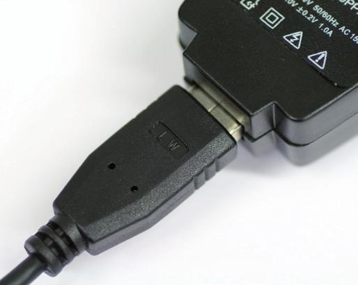 Schließen Sie dazu das Ladegerät mit Hilfe des USB-Kabels zwischen Gerät und einer