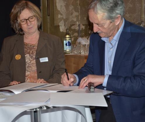 für Wolf Kropp-Büttner) und Urs Furrer unterzeichneten das MoU als Vorstandsmitglieder am 19.
