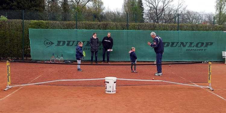Die Besucher wurden von Mitgliedern des Tennis-Vorstands in Empfang genommen und an Cheftrainer Zeljko Foris und seine Trainer weitergeleitet, die das Probetraining gaben - unterstützt von Thomas