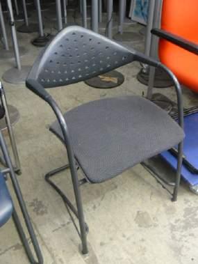 Freischwinger schwarzer Kunststoffrücken, grau gemusterte Sitzfläche Gestell: