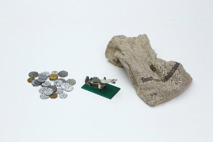 Münzwaage mit gefälschten Münzen 1950er Jahre Holz lackiert,