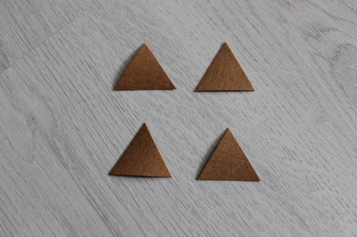mit kleinen Flicken in Form von Dreiecken oder Rechtecken benähen.