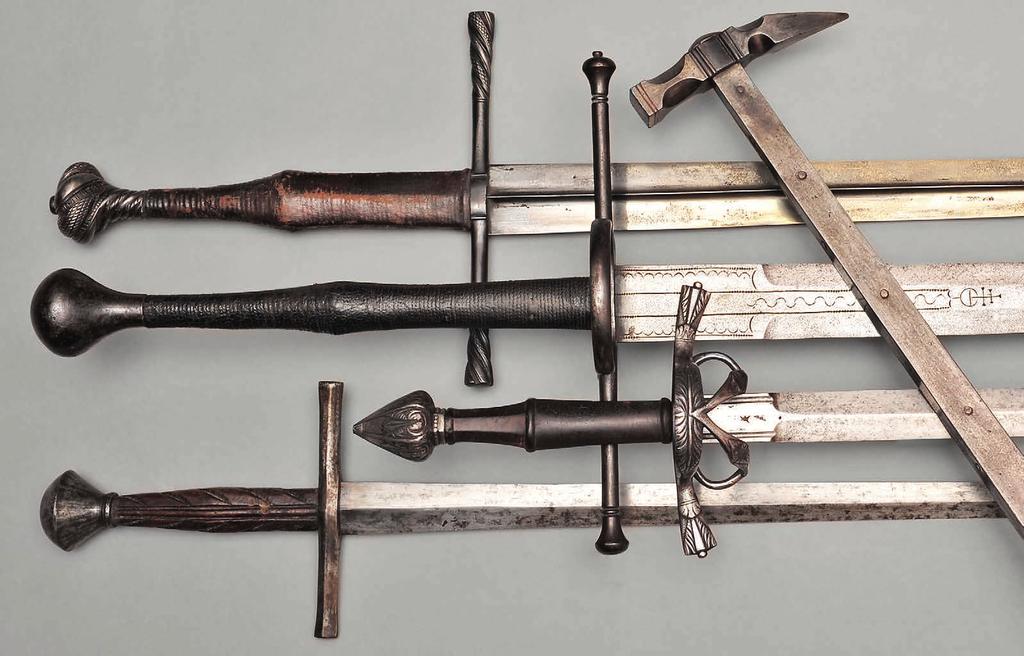 Schwert zu 1 1/2 Hand, dt. um 1480. Eiserne Parierstange und Knauf kordelartig gedreht und rautenförmig gefeilt, zweischneidige, spitz zulaufende Klinge mit hohem Mittelgrad.