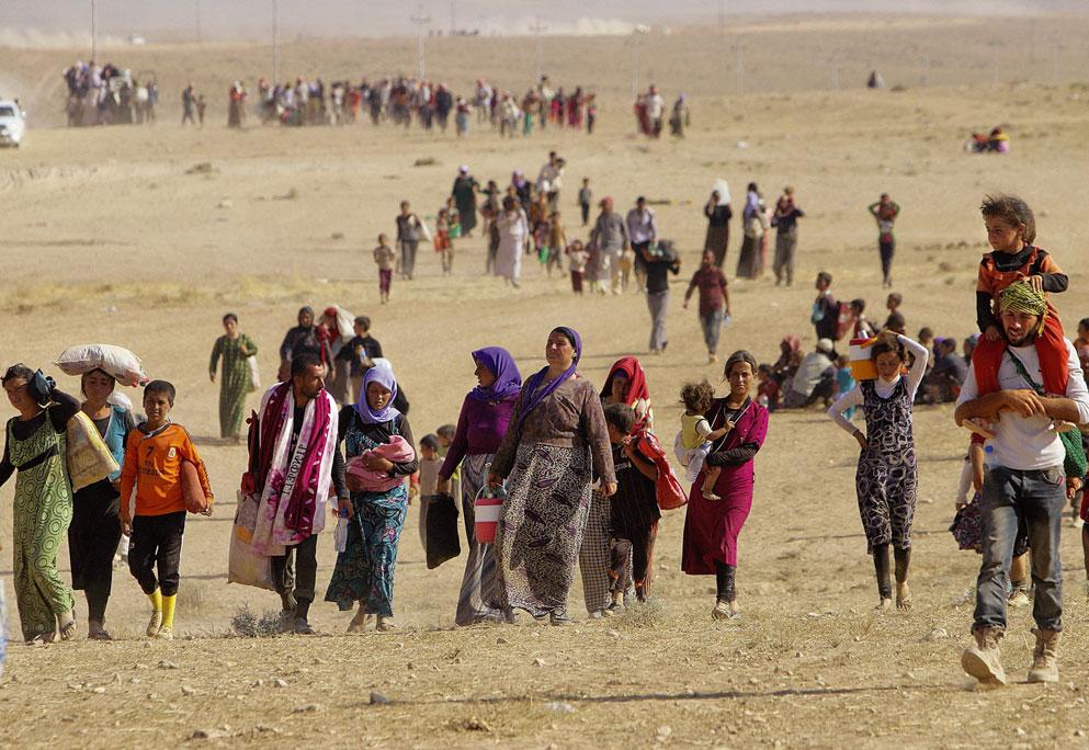 Irak Tausende Iraker fliehen vor den IS-Terroristen. Mittlerweile glauben auch Friedensforscher, dass die Mörder nur mit Waffengewalt zu bekämpfen sind.