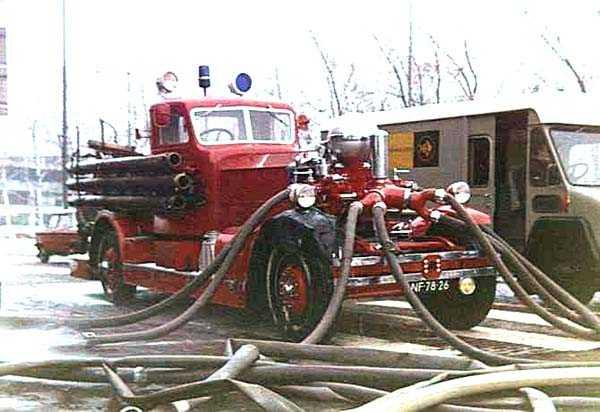 Yat-Ming/Paul`s Model Art, 1:24, 1935 MACK 75 BX Feuerwehr Als zweites Modell der Serie von Feuerwehr Fahrzeugen hat sich Yat-Ming einen großen Konkurrenten von Ahrens-Fox vorgenommen.