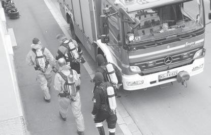 30 Uhr standen die ersten in Vollschutzausrüstung verpackten Feuerwehrmänner in ihren blauen "Ganzkörperkondomen" zum Einsatz bereit und auch die farbig angelegte Reinigungsstraße war einsatzfertig.