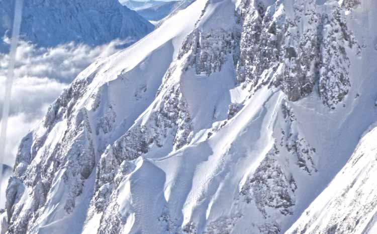 42 42 Aus steilen Hangzonen wurden spontane Schneebrettabgänge registriert, im Bild ein Beispiel aus den Eisenerzer Alpen. (Foto: LWD) 3.11: Situationsbeurteilung mit Unterstützung des BM.