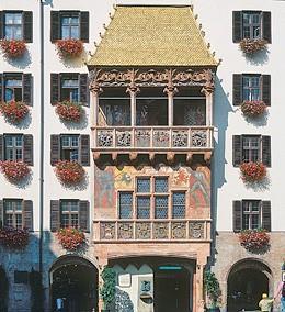 Von hier überqueren wir nun den alten Stadtgraben und gehen in die mittelalterlich erhaltene Altstadt von Innsbruck hinein. Die nach Herzog Friedrich IV. benannte Gasse führt uns zum Stadtturm.