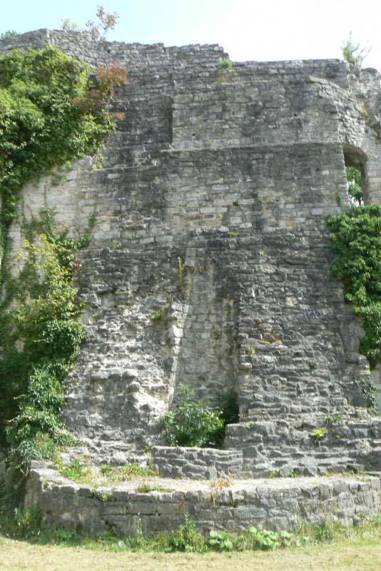 Blick auf den Bergfriedstumpf mit seinen dicken Mauern www.