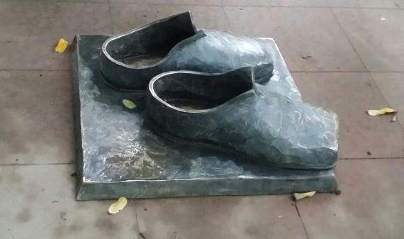 15 RÜCKBLICK FRAUENKREIS Und weiter ging es dann in den Heylshof, wo die überdimensionierten Schuhe von Martin Luther aus Bronze gegossen stehen.