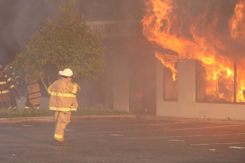 Bild 5.4 Nachdem der Brand über ausreichend Sauerstoff verfügt entwickelt er sich rasend schnell zum Vollbrand (Foto: Charleston post) 5.