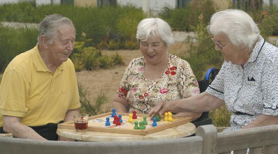 KLEEBLATT Seniorenzentren in Maintal Hier hat das Miteinander ein Zuhause Kurzzeitpflege Vollstationäre Pflege