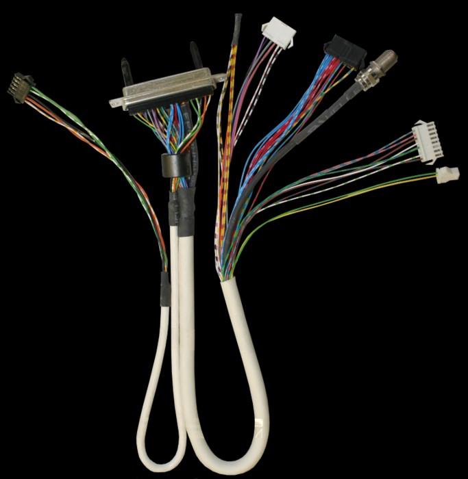 Kabel konfektionieren R 107 Kompetenzbereich: 2,3,4,5,6 Sie lernen wie Sie Kabel abmanteln. Zum Beispiel: die Hülle vom Kabeln entfernen Sie lernen wie Sie ein Kabel auf die richtige Länge kürzen.