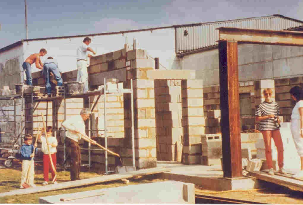 Flugbetrieb Oktober / November 1988 Bau des Ausbildungs- und Aufenthaltsraumes