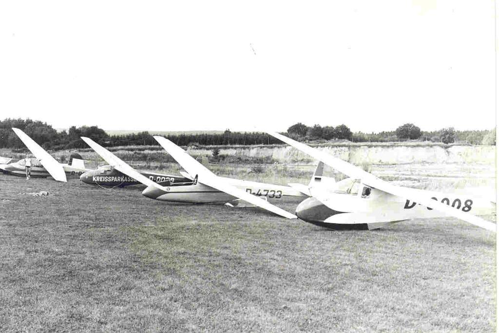 Flugzeugpark Der Anfang 1966: Doppelsitzer: Ka 2 (Röhnlerche), Ka 7 Einsitzer: Ka 8 1976: