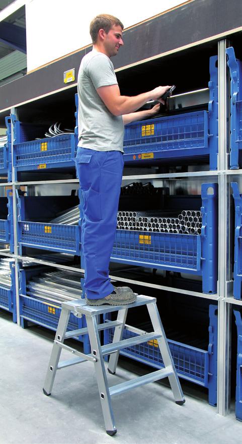 Aluminium-Montagetritt starr Besonders stabile Konstruktion aus Aluminium-Rechteckrohrholmen für eine Nutzlast bis 300 kg. 200 mm tiefe Stufen, rutschsicher geriffelt.