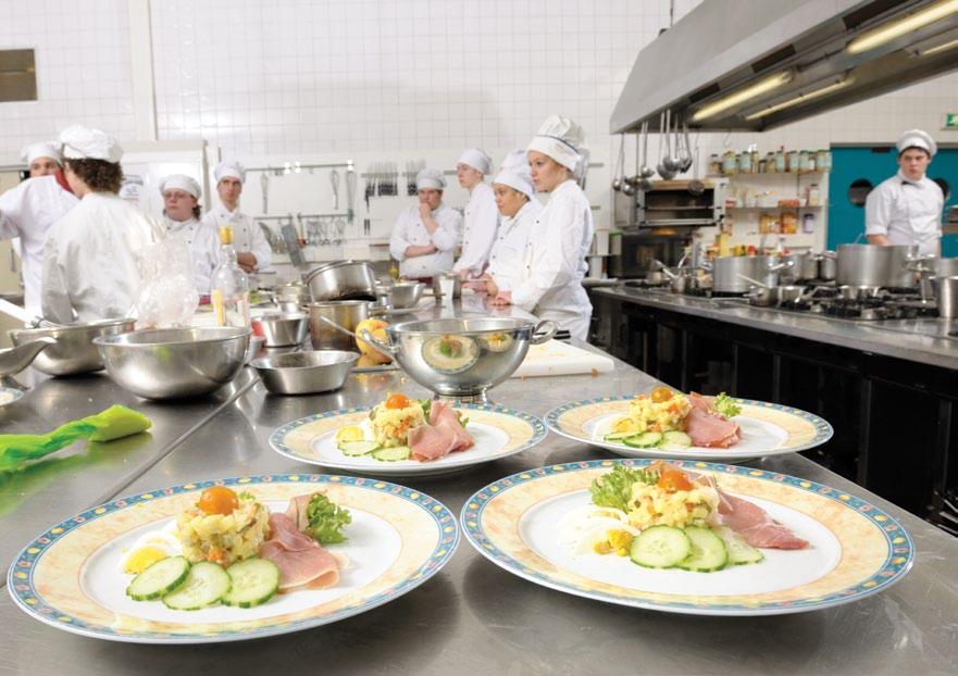 GASTRO 07 - Gastronomieausgaben Die Gastro 07-Kühltische Die GASTRO 07-Serie besteht aus 1/1 gekühlten und Tiefkühltischen, die einzeln aufgestellt und an einer Wand oder unter einer vorhandenen