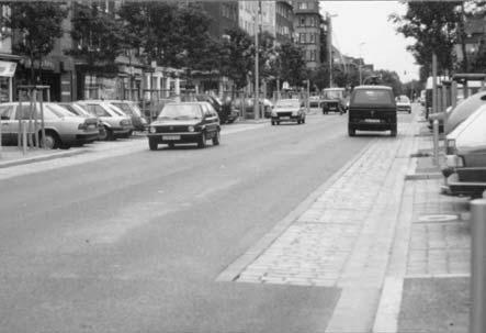 - Wegen des linearen Überquerungsbedarfs sind niedrige/angemessene Geschwindigkeiten und der Sichtkontakt Fußgänger/Fahrzeug sicher zu stellen.