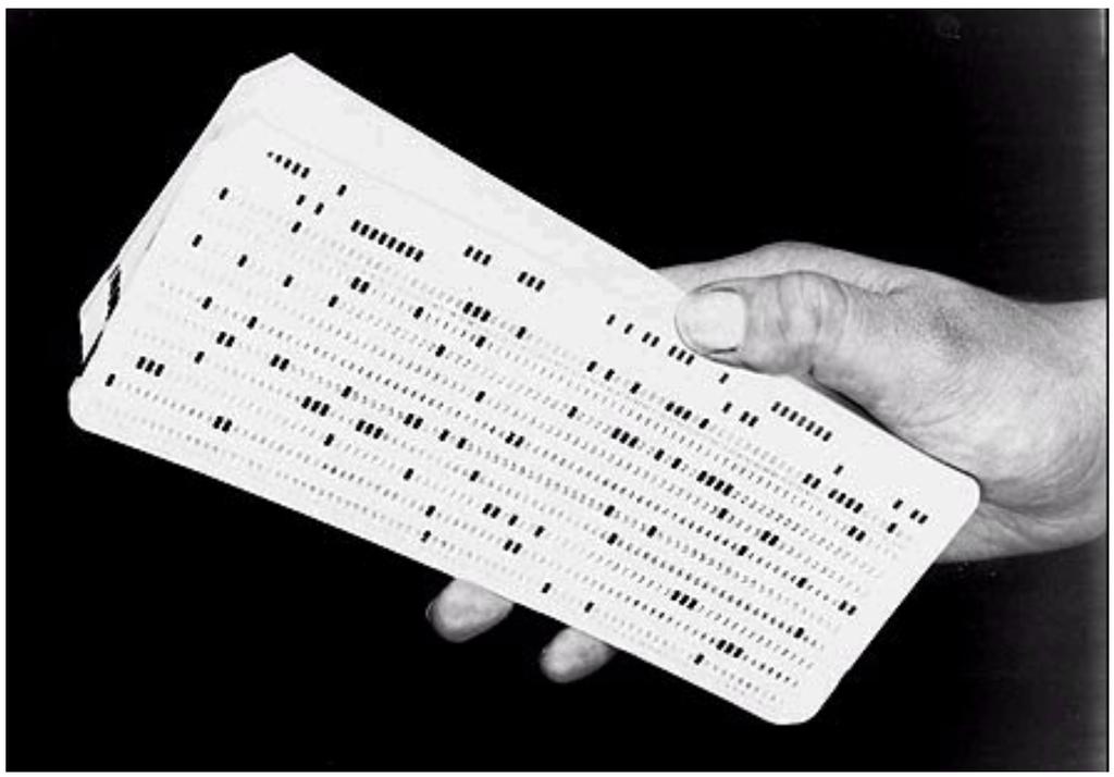 Abb. 3.1.11 Lochkartenstapel Ein Programm, bestehend aus 500 Zeilen Code, wurde in den Rechner eingegeben als ein Stapel (hier gezeigt) bestehend aus 500 Lochkarten.