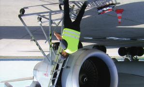 Diverse kleine Wartungsarbeiten am Rumpf des Flugzeuges lassen sich ohne weitere Arbeitsbühnen erledigen.