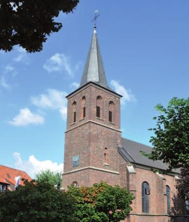 24 Steckbrief: St. Antonius Loikum Der dreigeschossige Turm mit Spitzhaube ist weithin zu sehen und überragt das Dorf. fertigt. Links neben dem Marienaltar beginnt der Kreuzweg mit der 1.