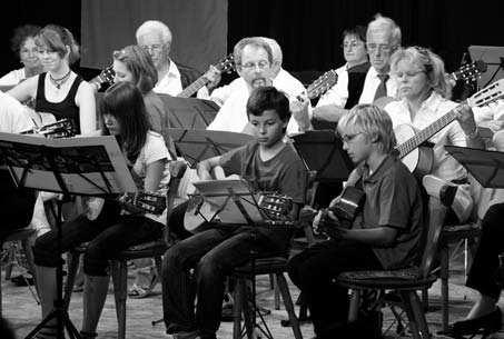 Alle musikalisch aktiven Gruppen der Frankenthaler NaturFreunde Orchester Gitarrenkreise Flötenesemble Sänger und Bläserzirkel spielten bzw.
