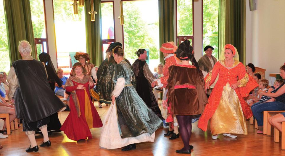 Zu den Höhepunkten des Festes gehörten die beiden Aufführungen der historischen Tanzgruppe Ginsheim. In prächtigen Kostümen zeigten sie Tänze aus der Zeit Luthers.