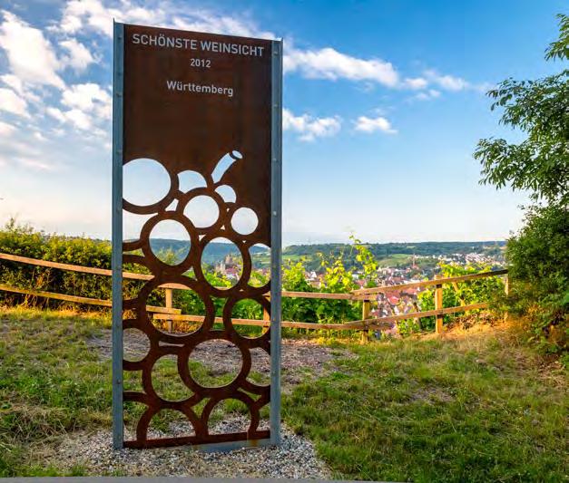 10 10 Die»Schönste Weinsicht«Württembergs 2012 80 Meter über dem Enztal und 255 Meter über N.N. gelegen, schweift der Blick über eine Landschaft, die im Südwesten von der Enz geformt worden ist.