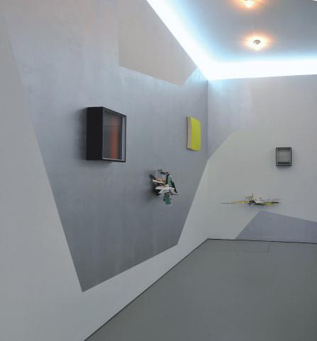 Installationansicht von gemainsame Ausstellung Trialog von Dirk Rathke (Curved Canvas und Wandmalerei), Colin
