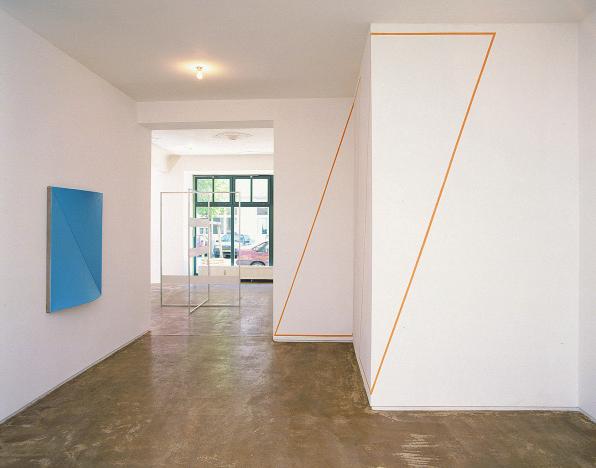 Raumzeichnung Berlin 01-2 2001, 310 x 215 x 220 cm, Pastell auf Wand, in der Einzelausstellung moving changing