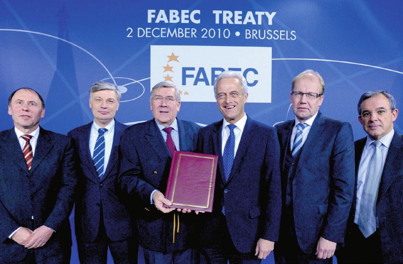 Europäische Zusammenarbeit: SES, FABEC, SESAR Mit der FAB Initiative soll es gelingen, mehr Kapazität zu schaffen, Engpässe zu beseitigen und Fliegen effizienter zu machen Für mehr Kapazität am