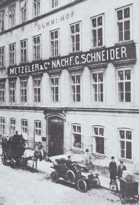 1935 Schneiders eröffnet den ersten eigenen Produktionsbetrieb und bringt die patentierte Herzerl-Tasche auf den Markt.