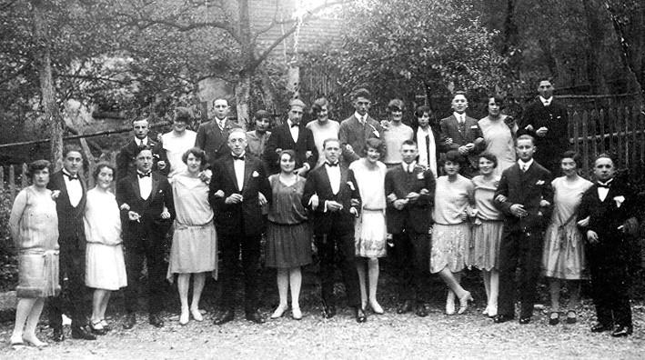 Ballgesellschaft beim Simchat Tora Ball, Ende der 1920er-Jahre. Am 6. April 1930 starb der hochangesehene Rexinger Mehlhändler und Gemeinderat Simon Weil mit 58 Jahren.