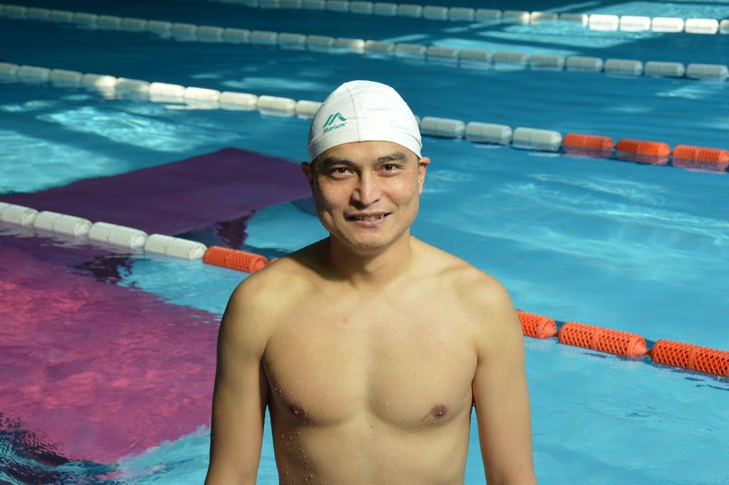 Titan, 43 Jahre alt, unterweist die Kinder seit 4 Jahren in diversen Schwimmtechniken.