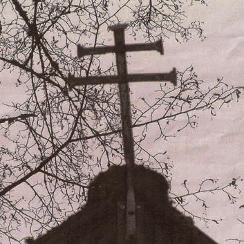 Nr. 762 Grafenwöhrer Stadtanzeiger Geheimnisvoll erstrahlt das Kreuz Von Leonore Böhm Warum hat die Wolfschützenkapelle im Truppenübungsplatz Grafenwöhr ein Kreuz mit zwei Querbalken?
