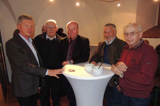 stehend. Gespräche mit den Zeitzeugen, Leo Suttner, Heinz Asam, Thomas Reiter, Msgr. Karl Wohlgut und Gerald Morgenstern (von rechts).
